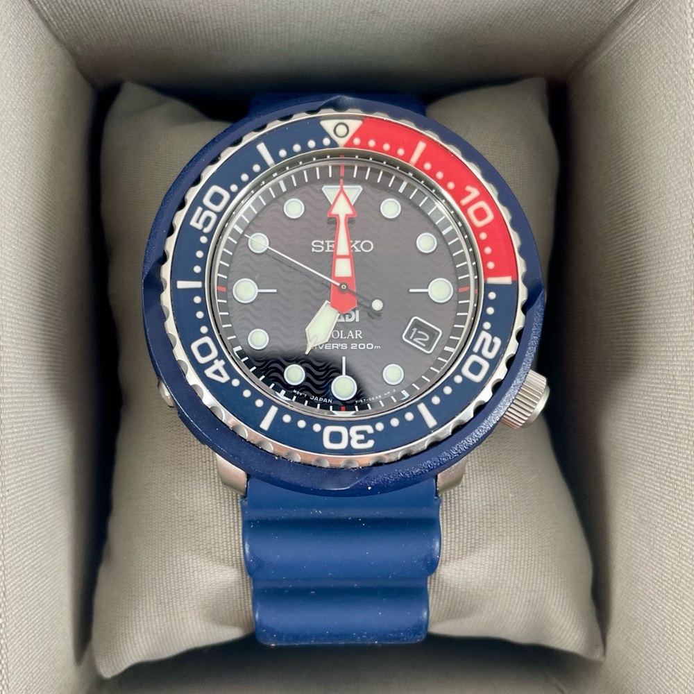 Seiko PADI Diver's Watch with Blue and Red Pepsi bezel. Black wave dial.